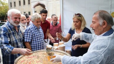 Başkan Aydıner vatandaşlara aşure dağıttı