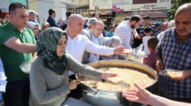 Başkan Bıyık, vatandaşlara aşure dağıttı