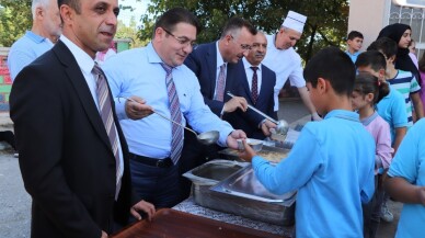 Başkan Işıksu aşure etkinliklerinde öğrencilerle buluştu