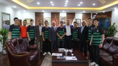 Başkan Özen, öğrencilere Sakaryaspor forması hediye etti