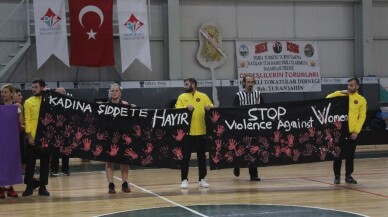 Basketbolun efsaneleri sahada kadına şiddeti protesto etti