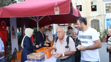 Beyoğlu’nda yerli ve yabancı turistlere 3 bin kap aşure dağıtıldı