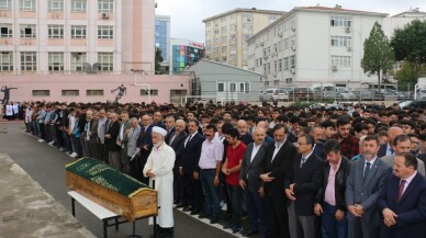 Depremde kalp krizi geçirerek ölen öğretmen okulundan son yolculuğuna uğurlandı