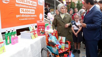 Emine Erdoğan öğrencilere geri dönüşümden elde edilen defterleri dağıttı