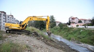 Gölü besleyen İstanbuldere’de atıklar temizleniyor