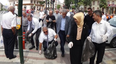 İnegöl protokolü sokaklardan çöp topladı