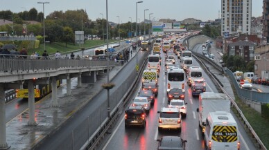 İstanbul’da yağmur trafiği felç etti