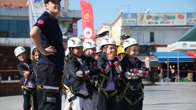 İtfaiye erleri Demokrasi Meydanı’nda minik öğrencilerle buluştu