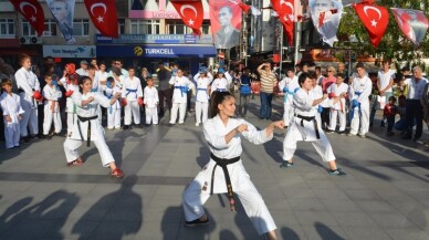 İzmit’in merkezinde karate şov