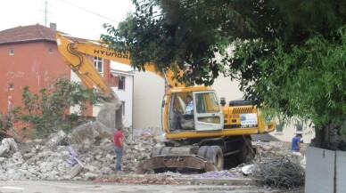 İzmit’te ağır hasarlı binaların yıkımına devam ediyor