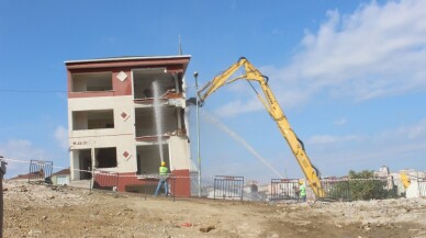 Kağıthane’de riskli bina kontrollü bir şekilde yıkıldı