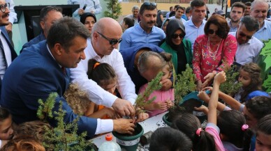 Kocaeli’de eğitime başlayacak 4 bin öğrenciye fidan dağıtıldı