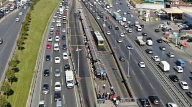 Metrobüste deprem sonrası oluşan yoğunluk havadan görüntülendi