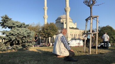 (Özel) Avcılar’da minaresi yıkılan caminin önünde böyle namaz kıldı