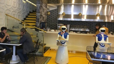 Robot garsonlar iş başında