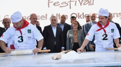 Tarihi Eminönü Meydanı’nda 15 bin dilim baklava dağıtıldı