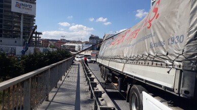 Tırın dorsesi yan yattı, trafik durma noktasına geldi