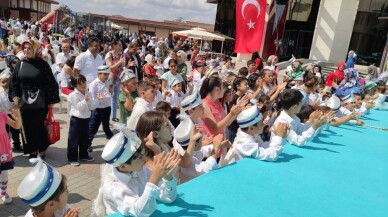 Üsküdar’da yüzlerce çocuk sünnet şöleninde erkekliğe ilk adımı attı