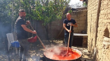 Yemeğin salçasını erkekler yapıyor