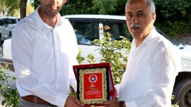 Yenişehir Belediye Başkanı Aydın’dan İHA’ya plaket