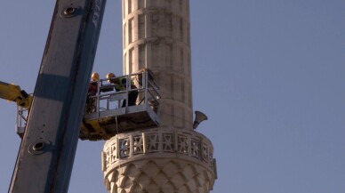 Arnavutköy’de depremde hasar gören caminin minaresi sökülüyor