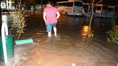 Ayvalık 45 dakika etkili olan sağanak yağmur ve fırtınaya teslim oldu