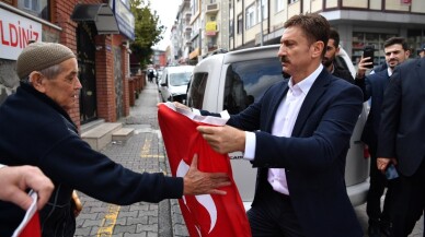 Barış Pınarı Operasyonuna destek için Türk Bayrağı dağıtıldı