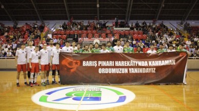 Basketbol maçında barış pınarı harekatına destek