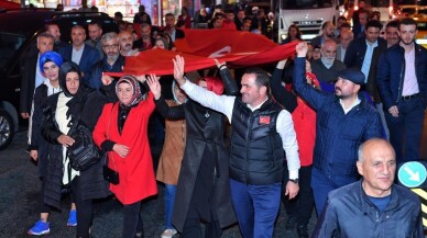 Beyoğlu’nda dev Türk bayrağı ile Cumhuriyet yürüyüşü