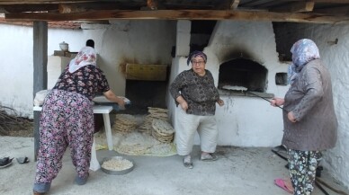 Burhaniye’de kadınların fırında yufka imecesi