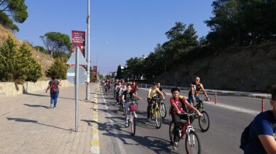 Burhaniyeli öğrenciler obeziteye dikkat çekmek için pedal çevirdi