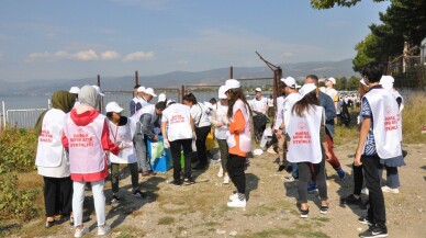 Çocuklar İznik sahilini temizledi