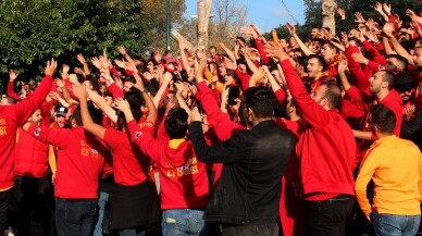 Galatasaray taraftarı Taksim’de toplandı