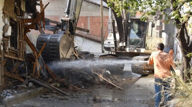 Gemlik Belediyesi’nden metruk bina temizliği