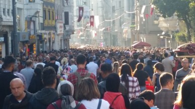 Güneşli havayı fırsat bilenler İstiklal Caddesi’ne akın etti