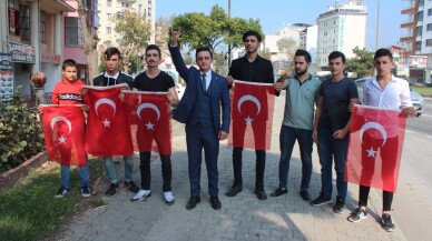 İstanbul yolundaki sürücülere Türk Bayrağı dağıttılar