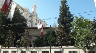 İstanbul’un en işlek caddesinde bulunan cami bahçesine diktiği ağaçlara gözü gibi bakıyor