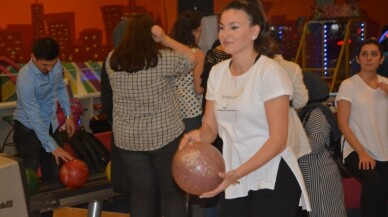 İzmit Belediyesi çalışanları, bowling turnuvasıyla stres attı