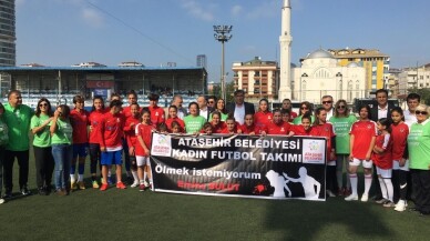 Kadın futbolcular ’Kadına şiddete hayır’ tişörtleriyle maça çıktı