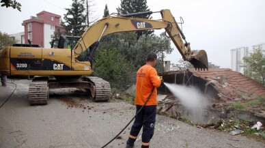 Kartal Belediyesi, metruk binaların yıkımına devam ediyor