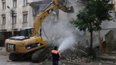 Kartal’da metruk bina yıkıldı