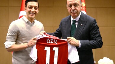 Mesut Özil: "Kiminle fotoğraf çektireceğime karar vermekte özgürüm"