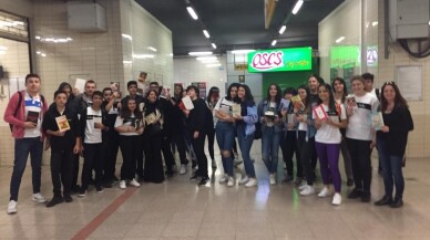 Öğrenciler metroda kitap okuyarak ‘Kitap her yerde’ mesajı verdi