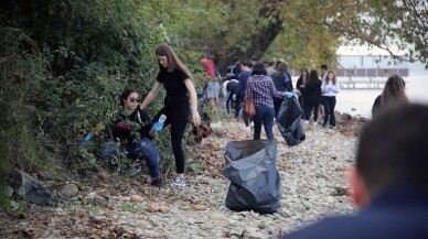 (Özel) Erasmus’lu öğrenciler Sapanca Gölü’nün kenarındaki çöpleri temizledi