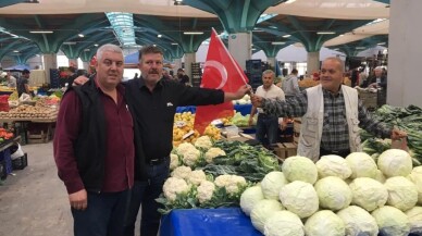 Pazarcılara Türk bayrağı dağıtıldı