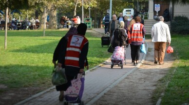 Pazardan dönen yaşlılara öyle bir sürpriz yaptılar ki...Kimse inanamadı