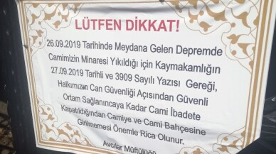 Vatandaşlar minaresi yıkılan caminin avlusunda oturmaya devam ediyor