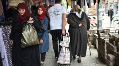 Belediye ekipleri, yaşlıların torbalarını taşıyor