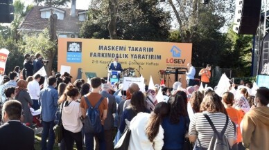 Beşiktaşlılar lösemili çocuklar için maskelerini takıp yürüdü