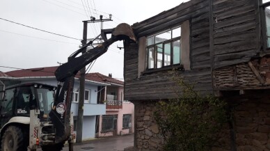 Bina yıkıldı, yol problemi çözüldü